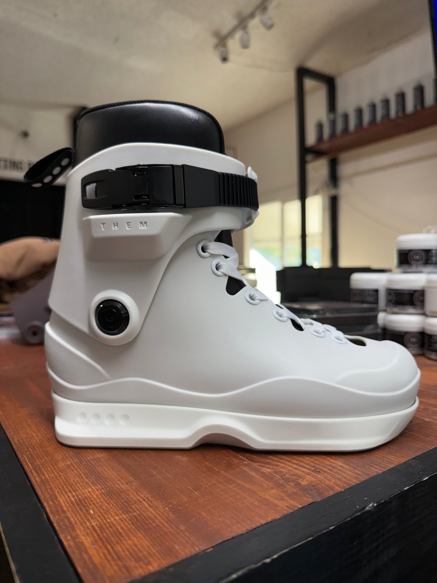 Them SkATES 901 WHITE BOOT ONLY
